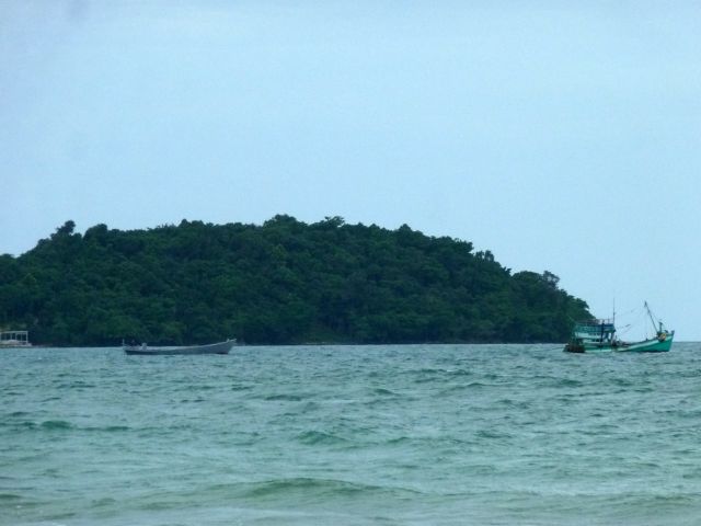 In Kambodscha dauert alles etwas länger, aber das Boot schwimmt im Meer!.